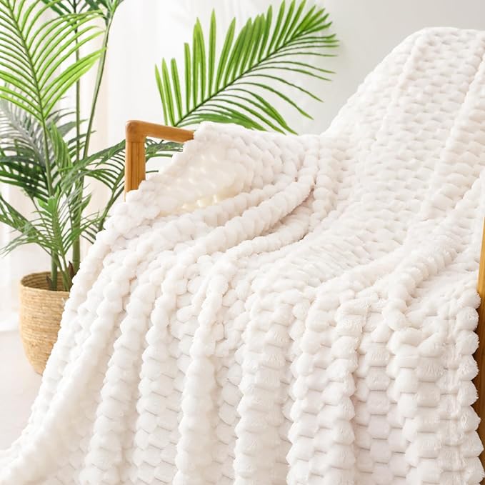 Exclusivo Mezcla Fleece King Blanket for Bed, Extra Large Fuzzy Ivory Bed Blankets, Soft Cozy Plush Sofa Throws for All Seasons, 90x104 Inches