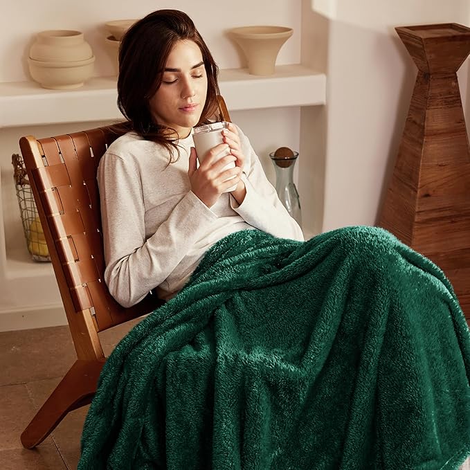 Exclusivo Mezcla Plush Fuzzy Fleece Throw Blanket Extra Large, Super Soft, Fluffy and Warm Blankets for Couch, Bed, All Season (Forest Green, 50x70 inches)